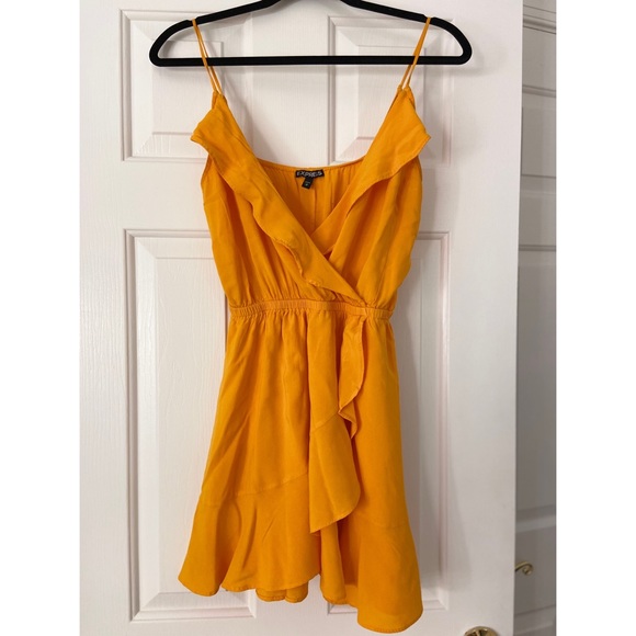 Wrap Inspired ruffle dress - Picture 2 of 3